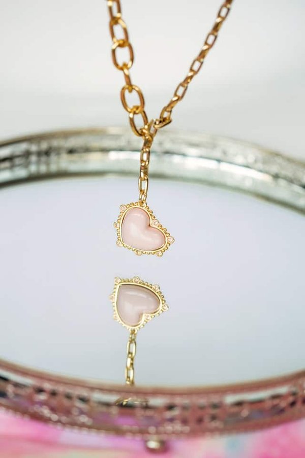 Comment choisir des bijoux discrets mais raffinés pour des réunions professionnelles importantes ?