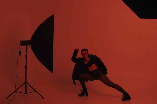 Comment intégrer des motifs graphiques audacieux dans une garde-robe professionnelle ?