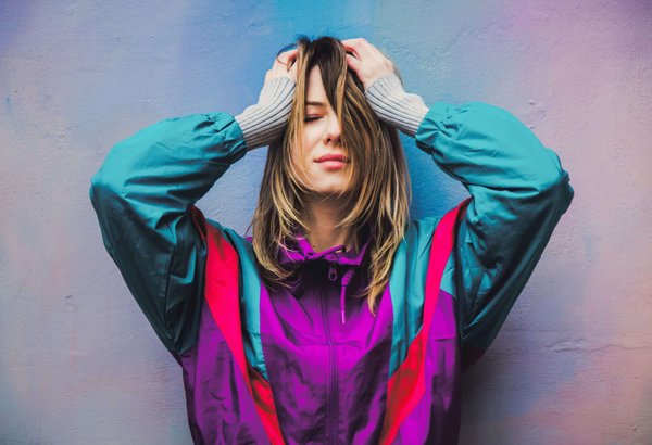 Quelles sont les meilleures façons de porter des chapeaux à large bord pour des événements en extérieur ?